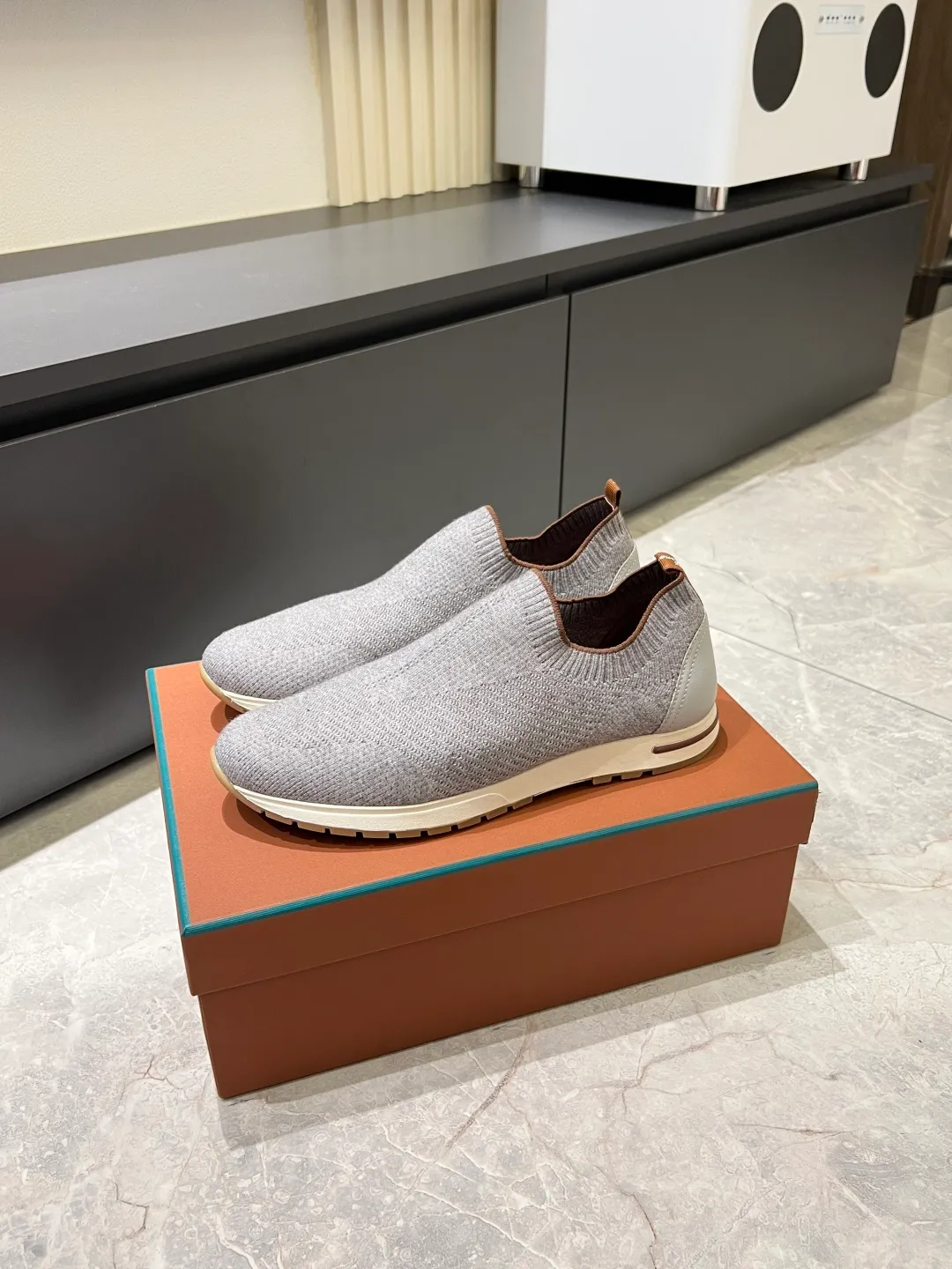 Men's Men's Shoes 💰p380 Loro Men's Shoes 💰piana/Noyo Piana 360 L Men's Shoes 💰p Flexy Walk Men's Sports Shoes These sports shoes are made of knitted wool uppers, and the heel is wrapped in smooth calf leather. Merino sheep are selected from Australia and New Zealand. The upper is machine-woven like a sweater, and then equipped with a white rubber outsole and a Kummel-colored sole. It is both beautiful and non-slip. The fabric is 100% cashmere and the insole is calf leather. It is super comfortable on the feet! Comes with full original packaging! Multiple colors available! Size: 38-44 (45 customized)